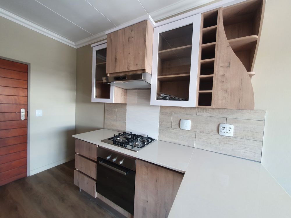 Kitchen with high quality and modern finishes. Gas hob and electric oven with cooker hood.