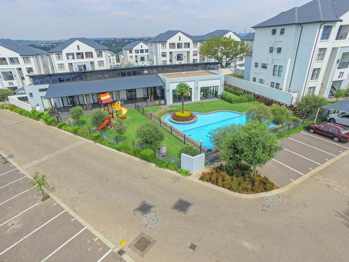 Bryanston Apartment To Rent: 3 beds, private garden, access to Lifestyle Centre amenities.