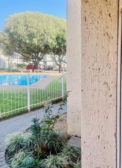 Vorna Valley Apartment To Rent: 2 beds, private garden, pool, clubhouse access.