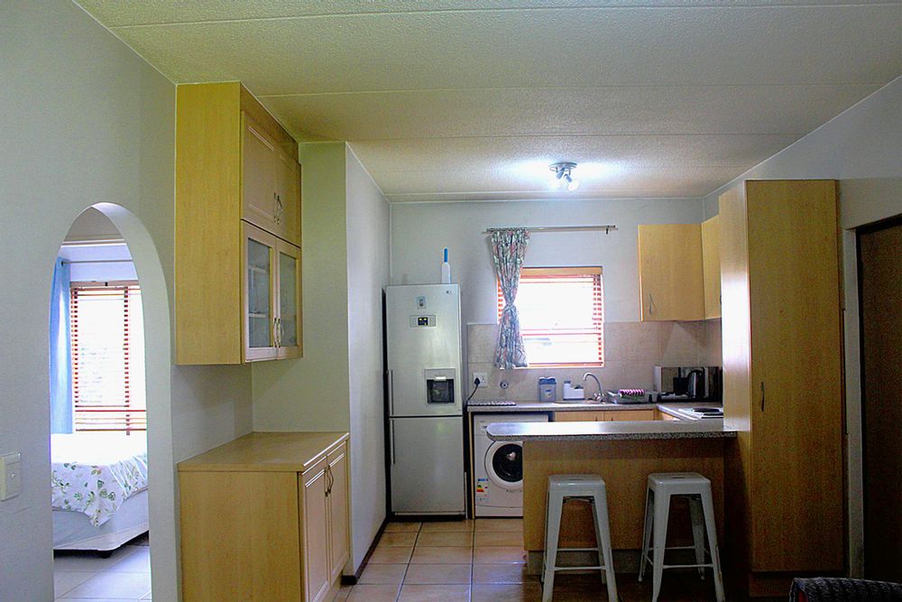 Bright open-plan kitchen and living area, fully equipped Kitchen