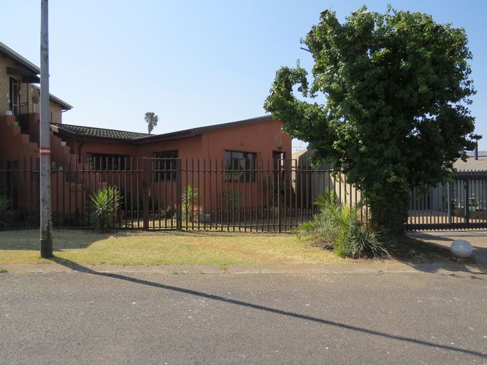 House To Rent in Minnebron: 4 Bedrooms, garden, braai area, garage, shared property.