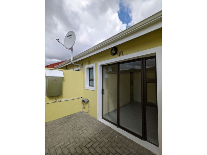 1-Bed Flat in Parow Valley, To Rent: Secure, Wi-Fi, Gas Stove, Private Courtyard.