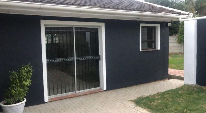 Broadwood Apartment To Rent: Fully furnished, private courtyard, Wi-Fi, pool access.