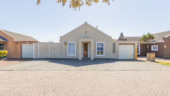 3-bedroom house with garage, park views, and pet-friendly in Turf Hall Estate. To Rent.