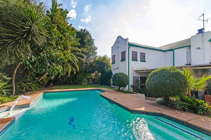 Ferndale House To Rent: Shared amenities, garden space, communal pool access.