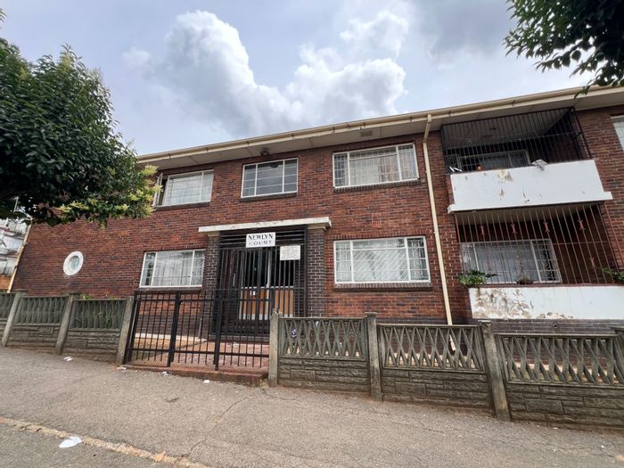 1-Bedroom Apartment To Rent in Rosettenville with secure parking and easy access.