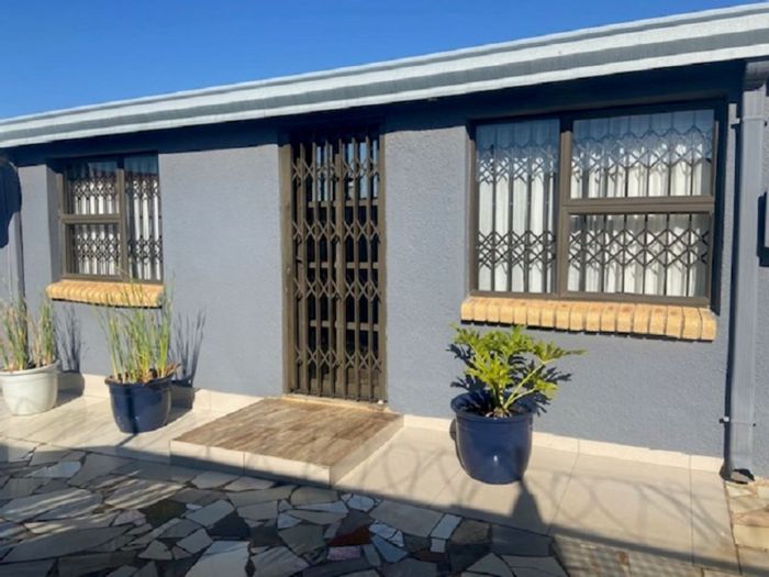 House To Rent in Zondi: 1 bed, secure, garage, near transport and amenities.