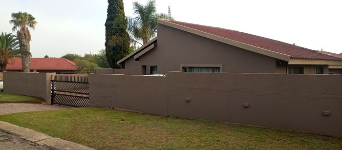 Die Heuwel Apartment To Rent: One-bedroom, en-suite, gas hob, backup water tank.