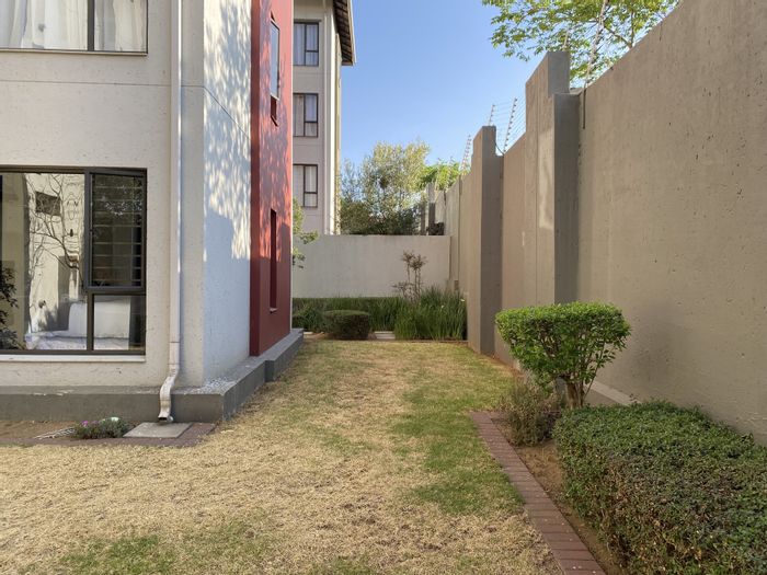 Lonehill Apartment To Rent: Garden, pool access, gym, braai area, near shops.