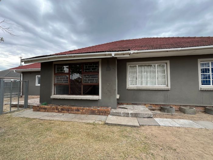 3 Bedroom House in Belmont Park To Rent with communal areas and dog-friendly policy.