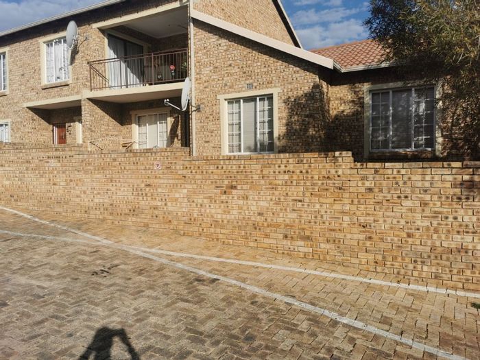 Radiokop Apartment To Rent: 3 bedrooms, garden access, 24-hour security, prepaid utilities.