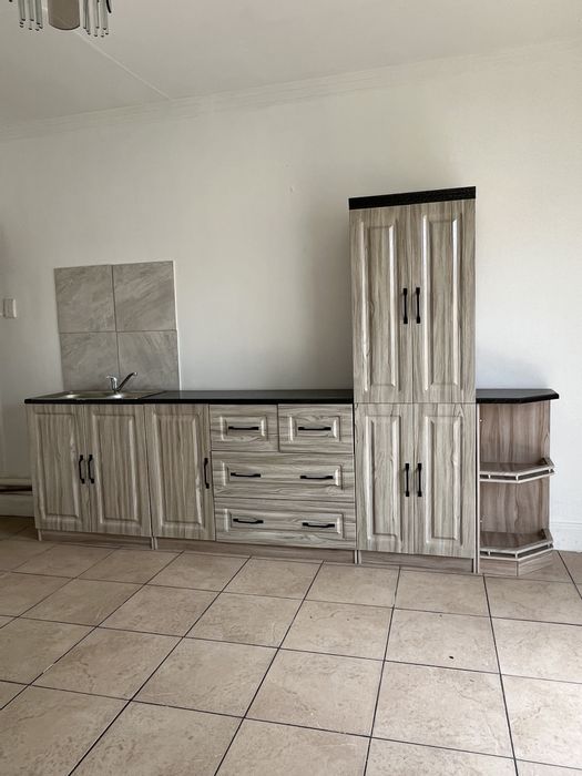 Bosmont Apartment To Rent: Semi-furnished studio with prepaid electricity, water, and WiFi.