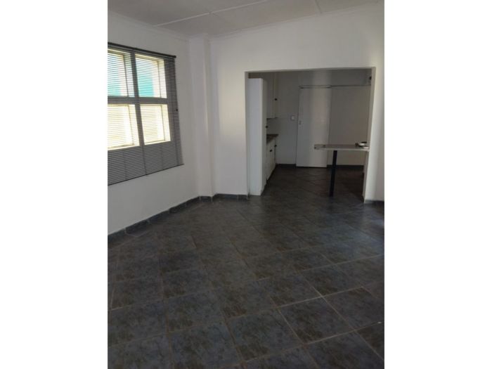 Flat To Rent in Fairfield Estate: 1 Bedroom, Ensuite, Private Outdoor Area, Parking.