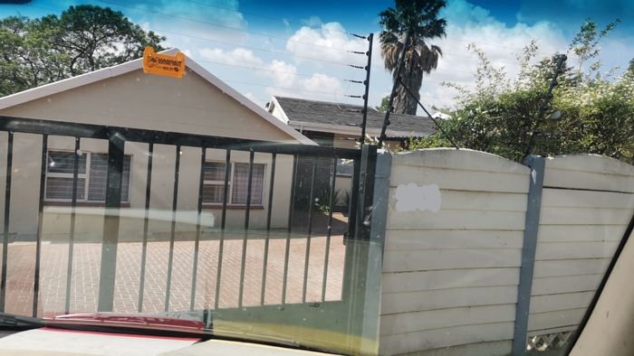 Lombardy Cluster To Rent: 2 Bedrooms, open-plan living, close to amenities.