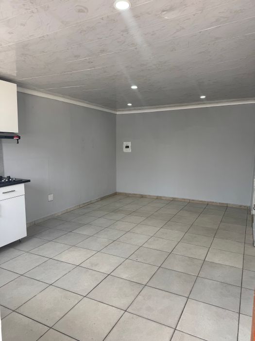 1 Bedroom Apartment To Rent in Turffontein with Prepaid Electricity and Gas Stove.