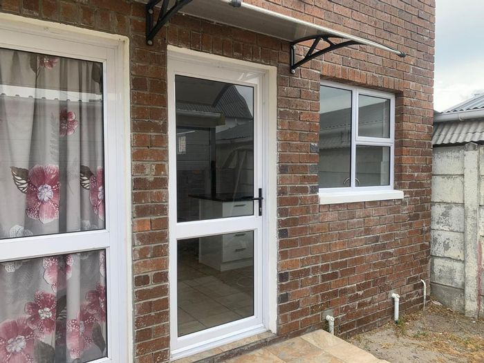 1-Bedroom Cluster in Surrey Estate To Rent, ideal for singles/couples, includes parking.