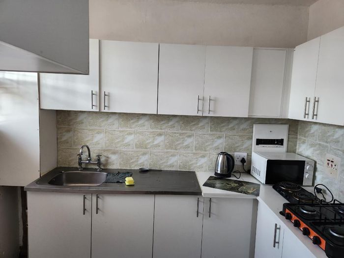 Flat To Rent in Bulwer: Shared living, pool access, open parking available.