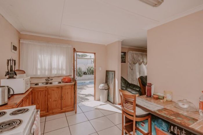 4-Bedroom Apartment To Rent in Windsor Park Estate with Parking & Communal Garden.