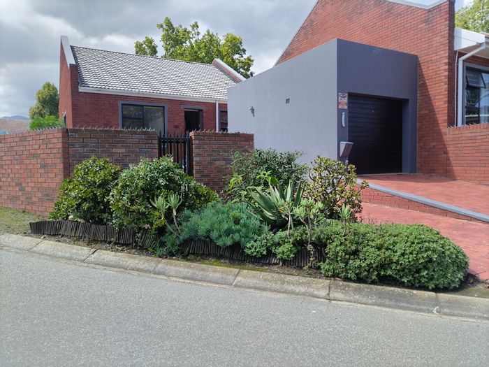 2-Bedroom House To Rent in Heatherlands with Secure Parking and Wi-Fi Included.