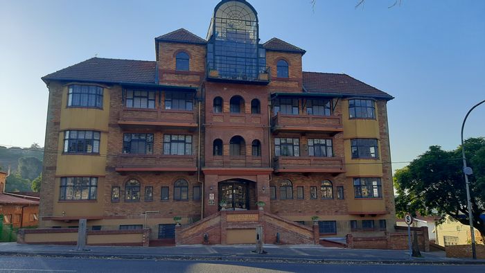 Kensington Apartment To Rent: Secure parking, balcony, near schools and transport.