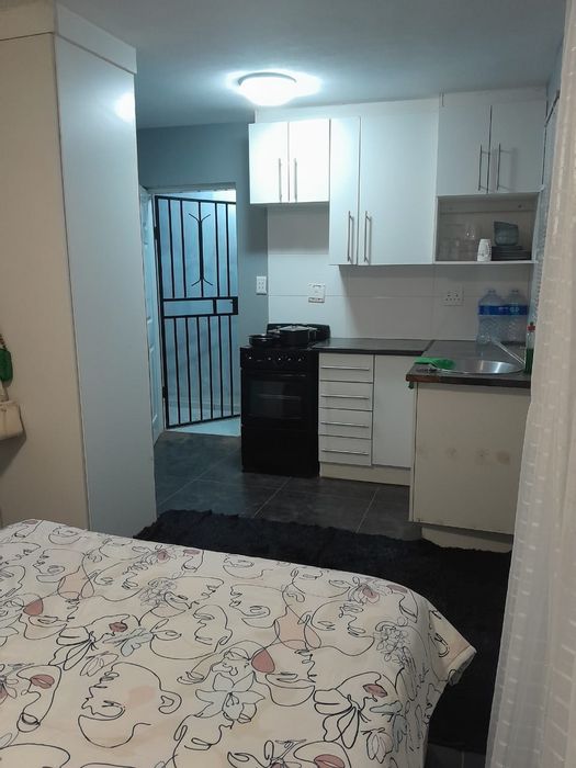 Bachelor flat in Mahube Valley, to rent with kitchen, shower, and parking.