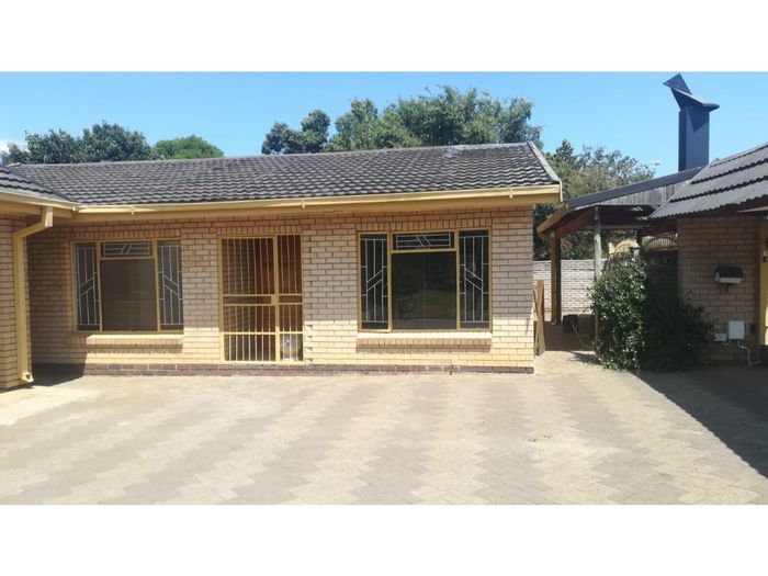 To Rent: 3-bedroom townhouse in Fichardt Park, near amenities and UFS.