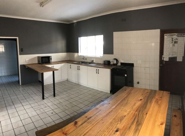 Cottage To Rent in Belgravia: 2 Bedrooms, 2 Bathrooms, Secure Yard, Furnished.
