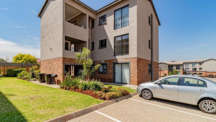Kenleaf Apartment To Rent: 3 bedrooms, secure complex, close to amenities.