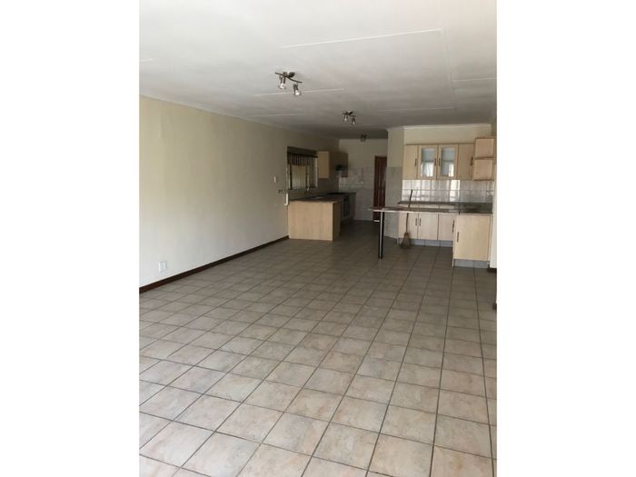 Diepkloof House To Rent: 3 bedrooms, garage, close to amenities and transport.