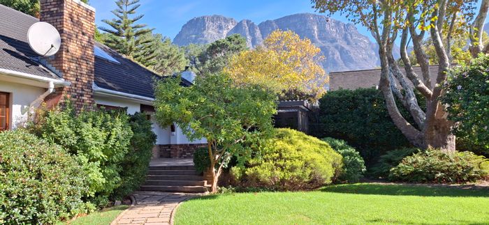 Spacious Claremont house with garden, study, garage, and pet-friendly amenities. To Rent.