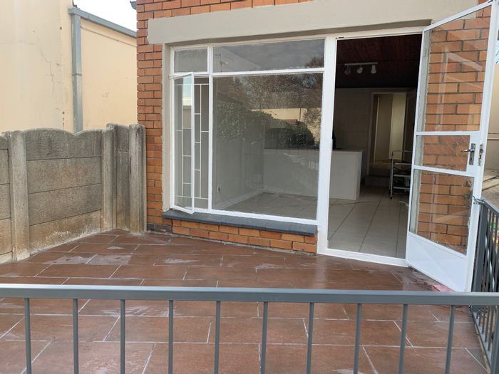 Flat to Rent in Farrarmere: 1 bed, 1 bath, prepaid electricity, parking included.