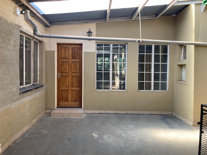 Primrose Apartment To Rent: 2 bedrooms, parking, prepaid electricity, near amenities.