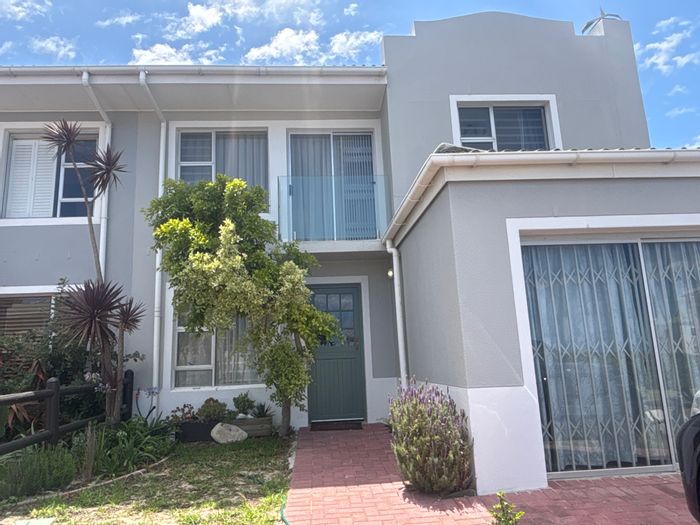 Bloubergstrand Townhouse To Rent: 3 beds, beach access, pool, tennis court, 24/7 security.