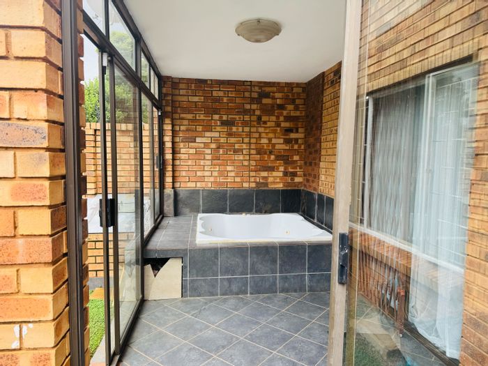 To Rent: Apartment in Die Hoewes with pet-friendly garden and uninterrupted power supply.