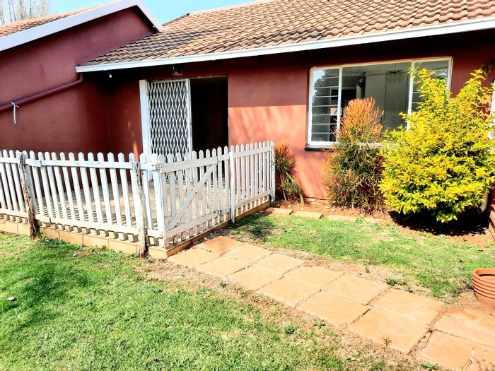 To Rent: 2-Bedroom Cluster in Sundowner with garden, garage, and patio access.