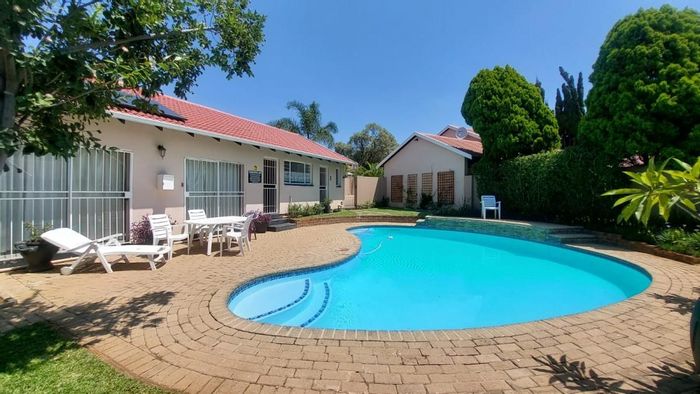 Northwold Apartment To Rent: Garden unit with pool, security, and patio access.