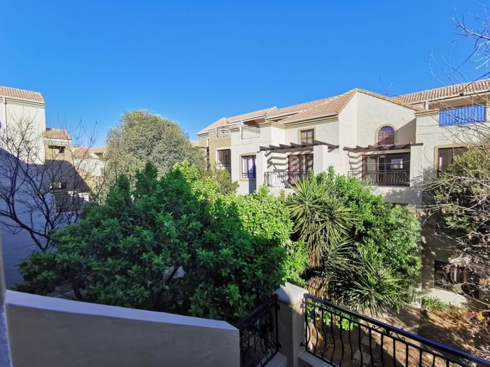 Douglasdale Apartment To Rent: 2-bed loft, pool, tennis court, clubhouse amenities.