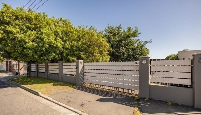 4-Bedroom Apartment To Rent in Windsor Park Estate with Parking and Communal Garden.