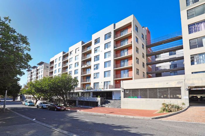 Zonnebloem Apartment To Rent: Rooftop pool, gym, 24-hour security, mountain views.