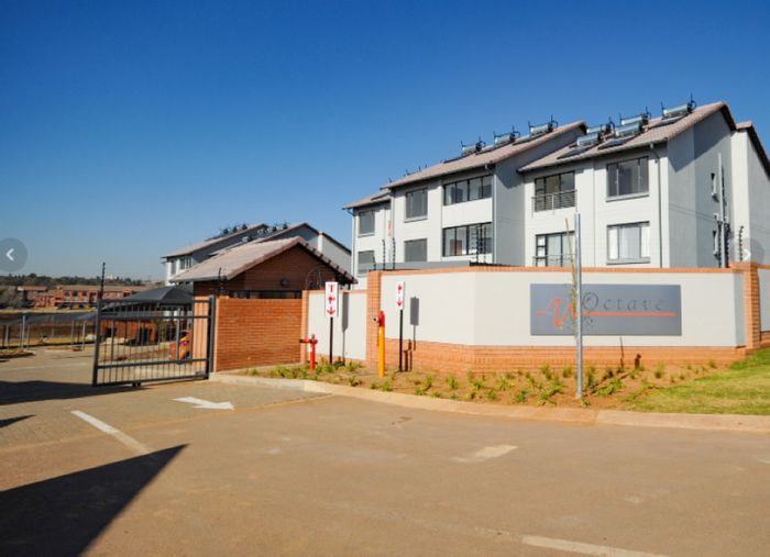 Noordwyk Apartment To Rent: 24-hour security, pool, gardens, kids' play area.