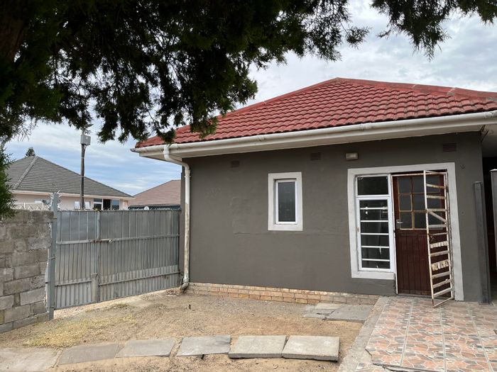 2 Bedroom Flat To Rent in Belmont Park with private yard and open parking.
