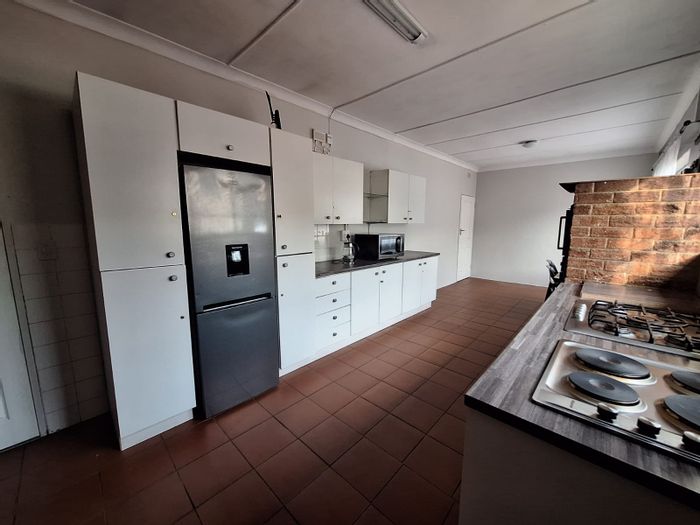 Furnished rooms for rent in Edenvale Central, shared amenities, suitable for professionals.