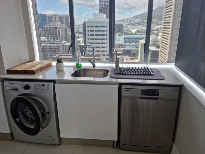 To Rent: Apartment in Cape Town City Centre with hotel amenities and Table Mountain views.