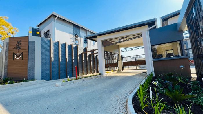 Beverley Townhouse To Rent: 2 beds, 2.5 baths, security, garden, fibre Wi-Fi.