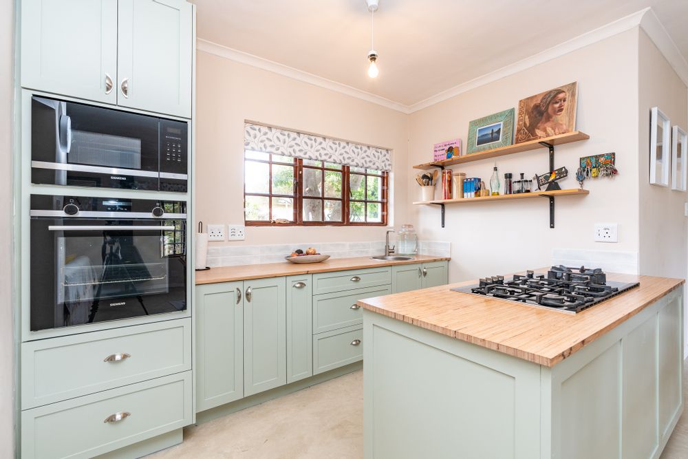 Gas stove, fully fitted kitchen