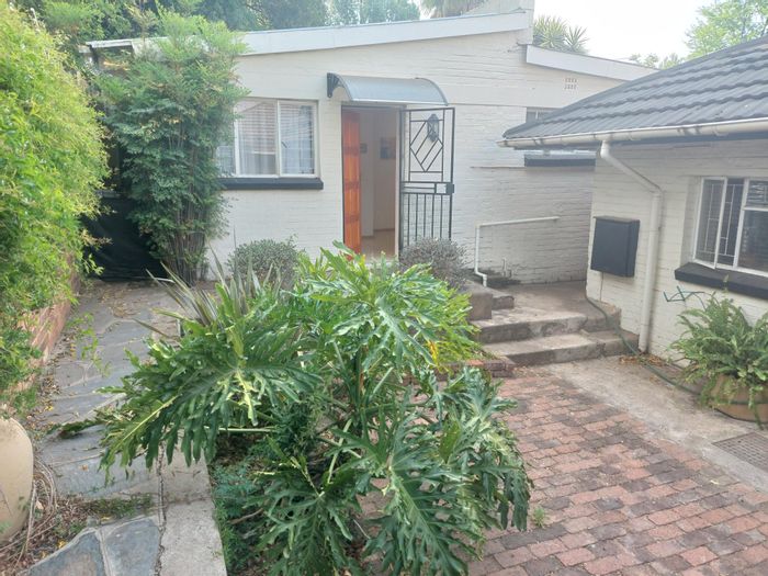 Cottage in Sandringham To Rent: Garden, pool access, utilities included, pet-friendly.