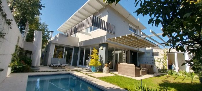 Claremont House To Rent: 3 bedrooms, pool, garage, Wi-Fi, and garden service.