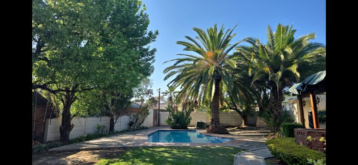 Edenvale Central House To Rent: 3 beds, pool service, secure parking, prepaid electricity.