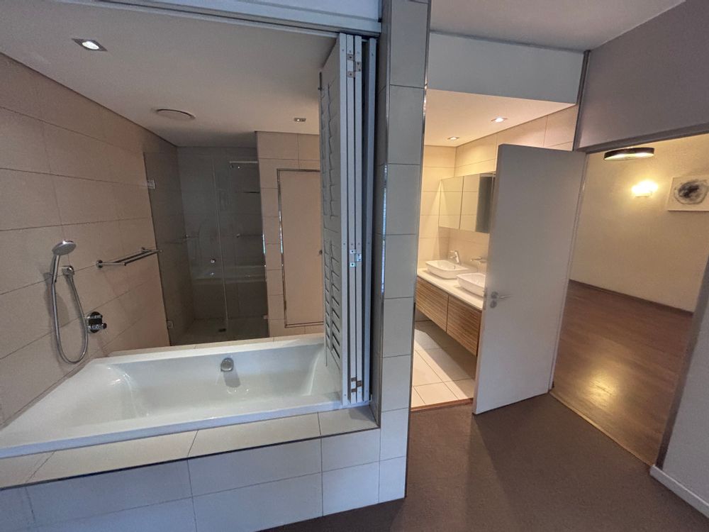 bath/shower ensuite main bedroom