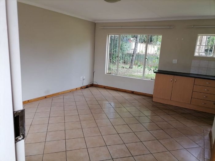 Cranbrook Vale Apartment To Rent: 1-bed, security features, near schools and shopping.
